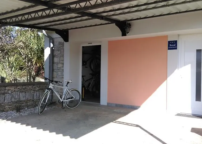 Ivan 아파트 풀라